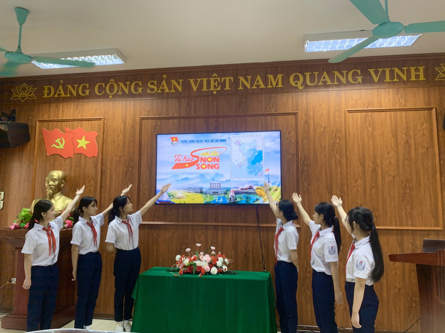 TRƯỜNG THCS LỆ CHI HƯỞNG ỨNG CUỘC VẬN ĐỘNG “TỰ HÀO MỘT DẢI NON SÔNG VIỆT NAM”.
